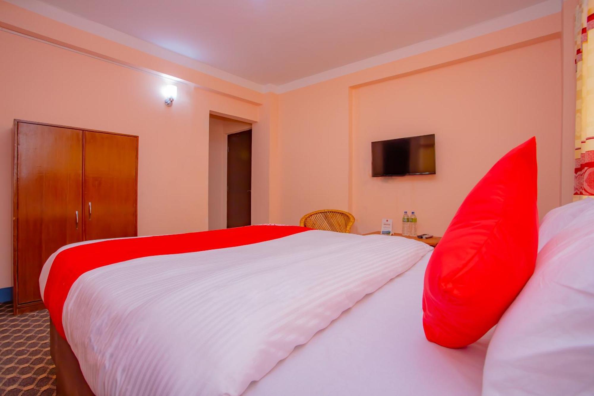 Oyo 589 Hotel Trimurti カトマンズ エクステリア 写真