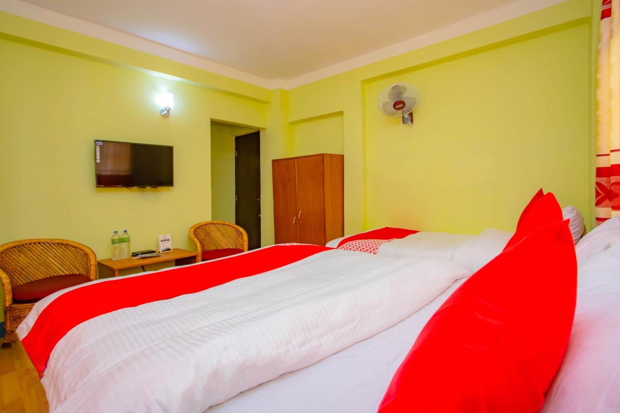 Oyo 589 Hotel Trimurti カトマンズ エクステリア 写真