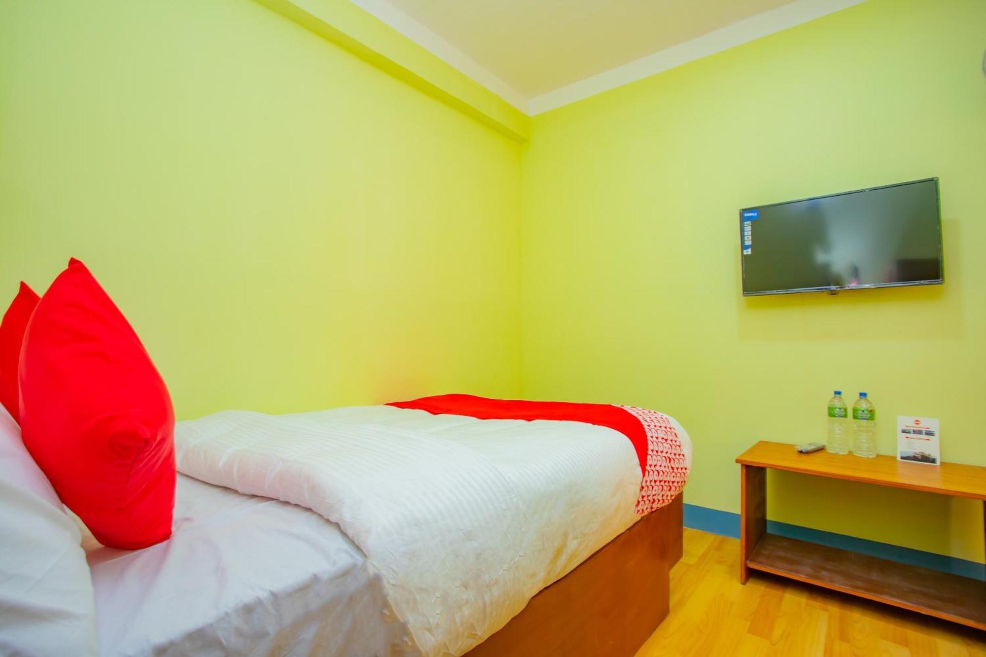 Oyo 589 Hotel Trimurti カトマンズ エクステリア 写真