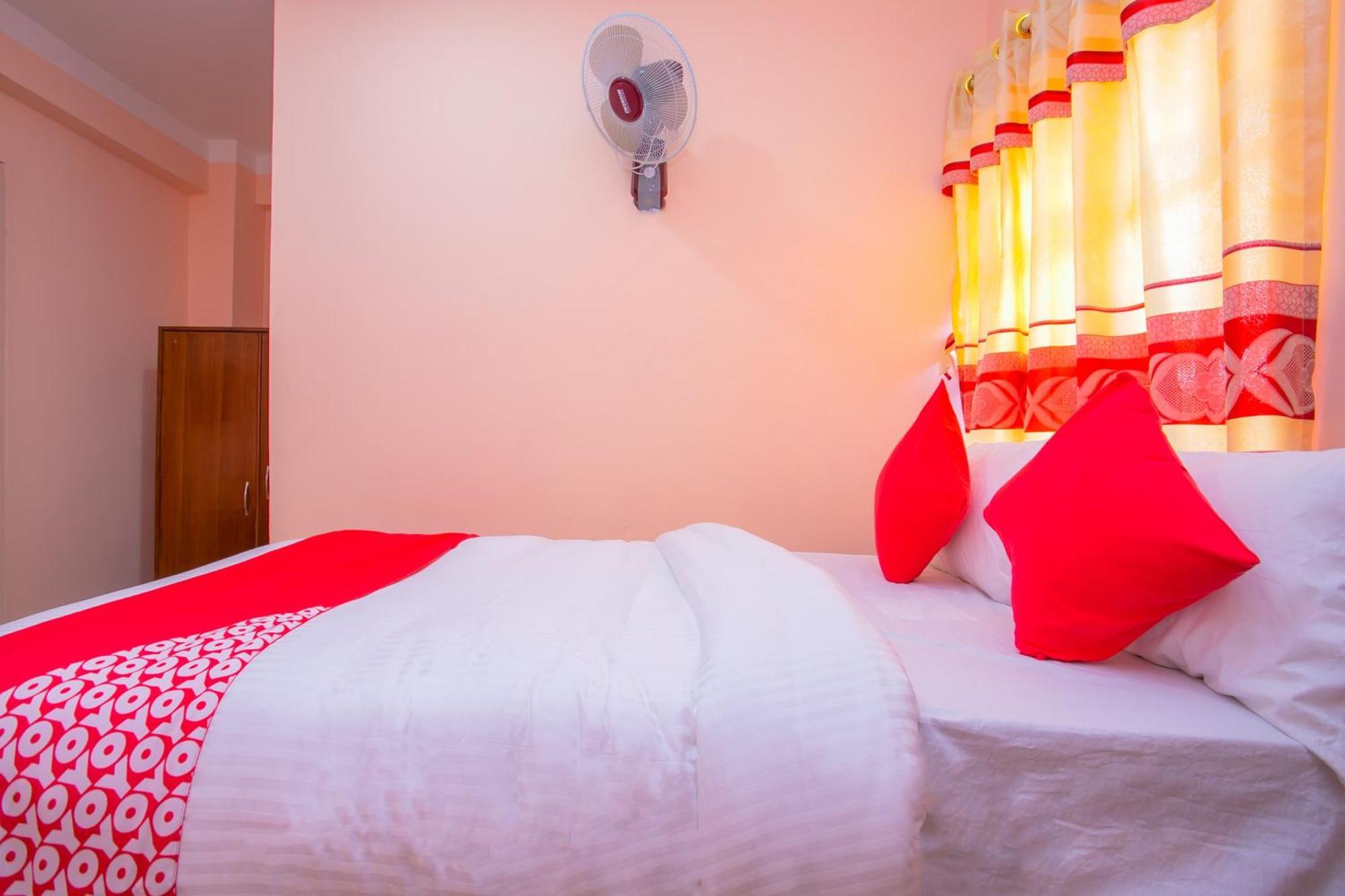 Oyo 589 Hotel Trimurti カトマンズ エクステリア 写真