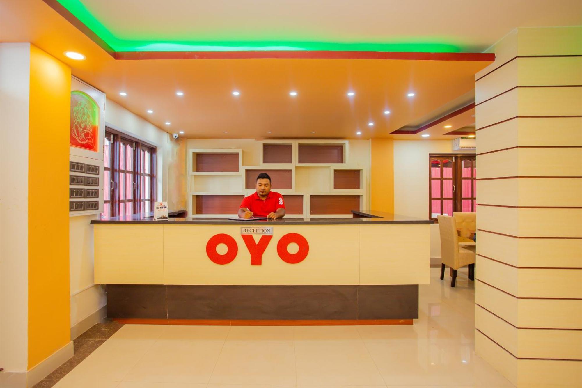 Oyo 589 Hotel Trimurti カトマンズ エクステリア 写真