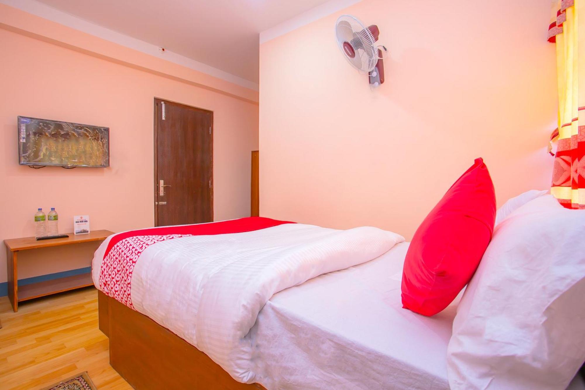Oyo 589 Hotel Trimurti カトマンズ エクステリア 写真